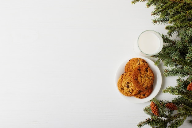 Milch und Kekse für Santa Claus unter dem Weihnachtsbaum