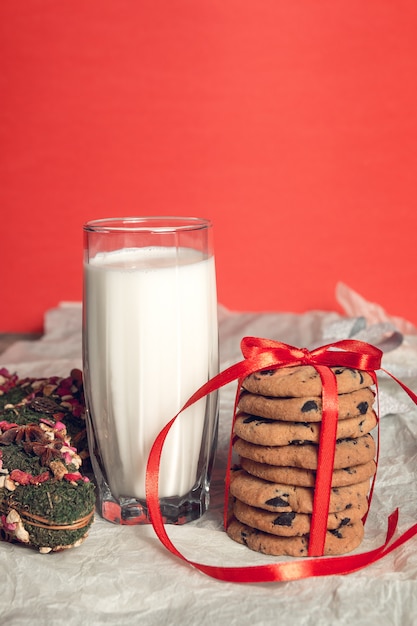 Milch und Plätzchen auf roter Oberfläche für Santa Claus Christmas-Dekoration neues Jahr