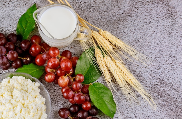 Milch, Weizen und Hüttenkäse mit Traubennahaufnahme