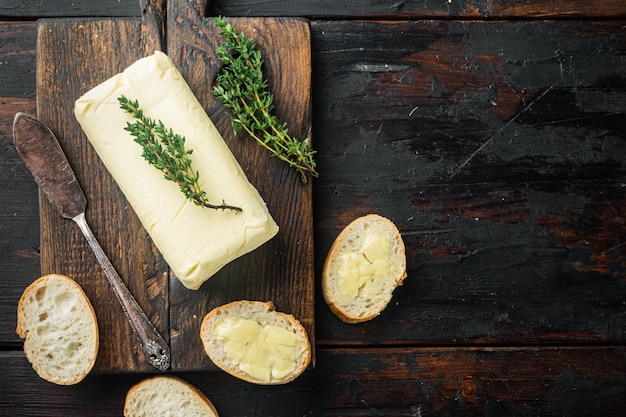 Milchbutter, auf alten dunklen Holztisch