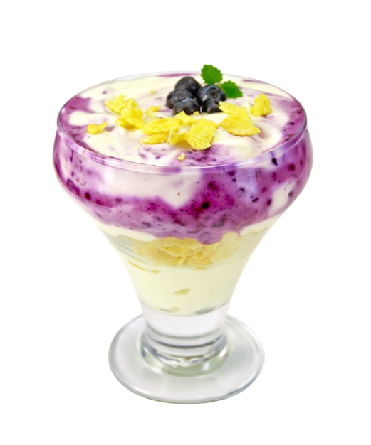 Milchdessert mit Blaubeeren, Cornflakes, Quark auf einer Serviette lokalisiert auf weißem Hintergrund