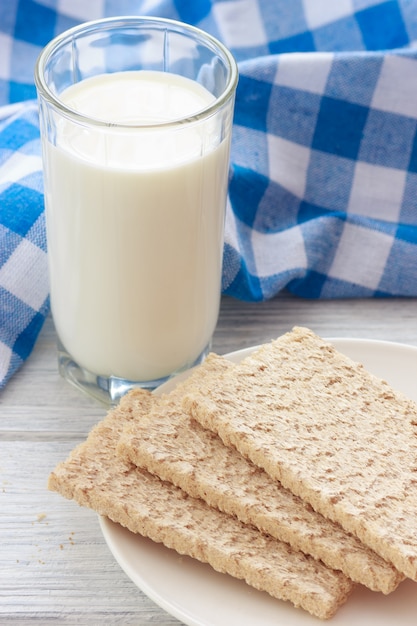 Milchglas mit gesunder Nahrung der Hafermehlbrote