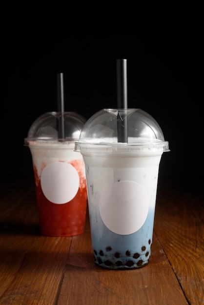 Milchiger Bubble Tea mit Tapiokaperlen im Plastikbecher