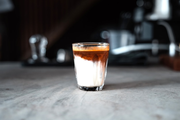 Foto milchkaffee, milch und kaffee in einem glas vom hersteller