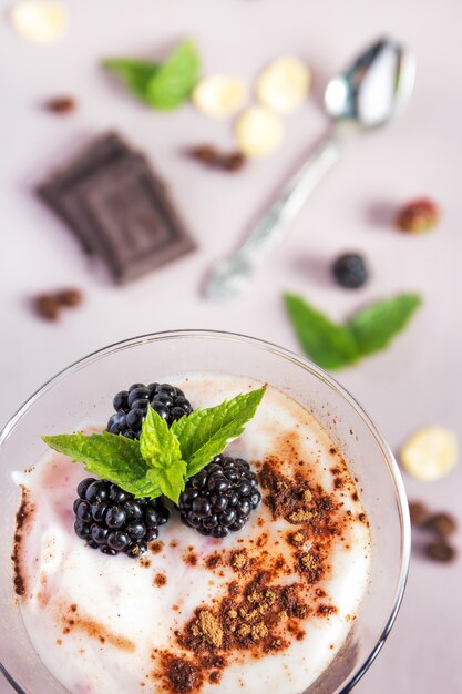 Foto milchnachtisch mit beeren in den hohen gläsern