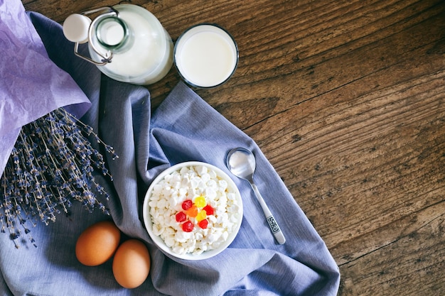 Milchprodukte auf dunklem Holztisch Sauerrahm-Milch-Käse-Ei Draufsicht mit Kopierraum