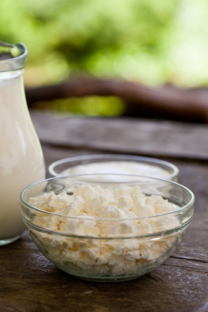 Milchprodukte auf Holztisch, selektiver Fokus, flache Schärfentiefe