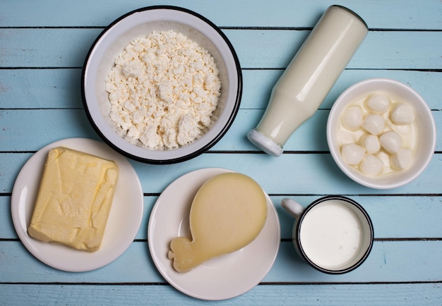 Milchprodukte auf rustikalem Holztisch Sauerrahm Milchkäse Hüttenkäse Mozzarella Joghurtbutter