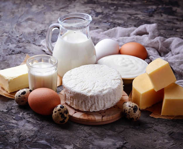 Milchprodukte. Milch, Hüttenkäse, Sauerrahm, Butter, Eier. Selektiver Fokus