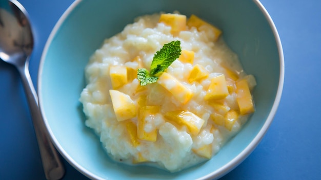 Milchreis mit Früchten ist ein typisches Dessert der Gastronomie vieler Länder, das durch langsames Kochen hergestellt wird