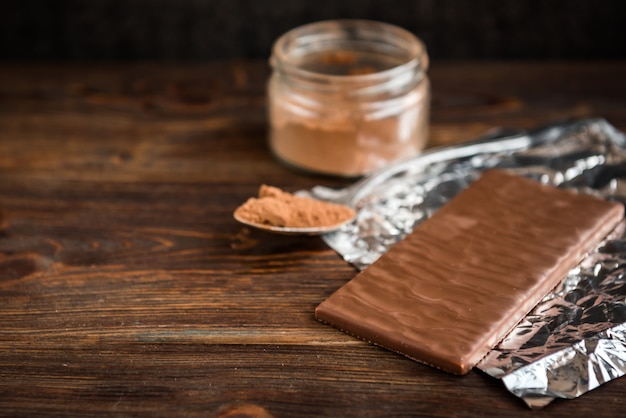 Milchschokolade und Kakao auf Holz