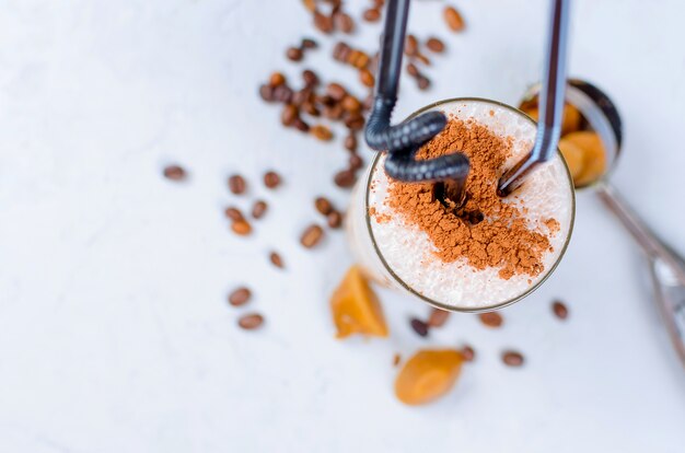 Milchschokoladencocktail oder kalt geschlagener Kaffee mit Milch