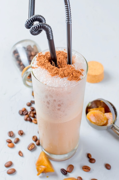 Milchschokoladencocktail oder kalter Schlagkaffee mit Milch