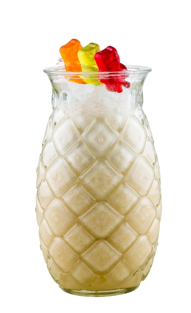 Milchshake für Kinder mit Ananas mit Gummibärchen auf weißem Hintergrund