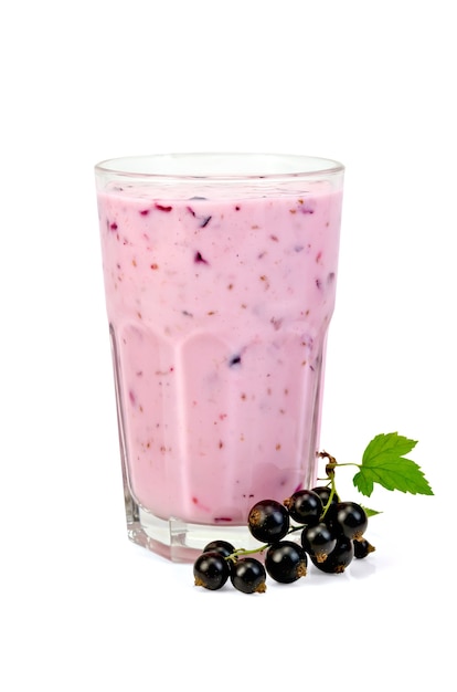 Milchshake in einem Glas, Beeren und grünen Blättern