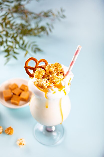 Milchshake mit Karamellsirup, Popcorn und Brezelwaffeln