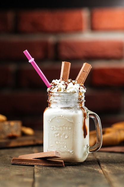 Milchshake mit Schokolade auf einem Backsteinmauerhintergrund