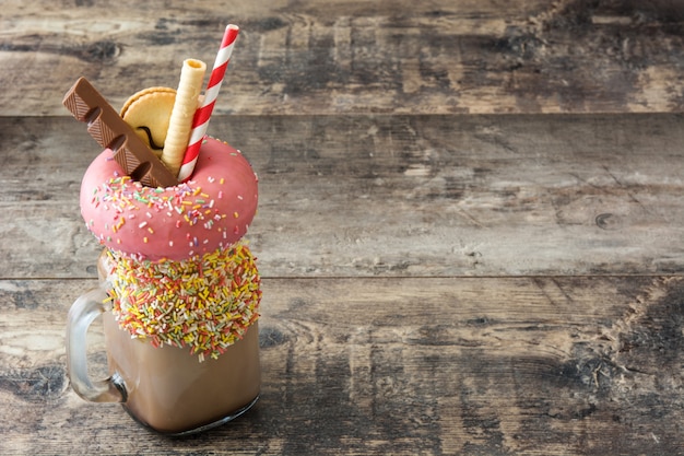 Milchshake mit Schokolade und einem Donut