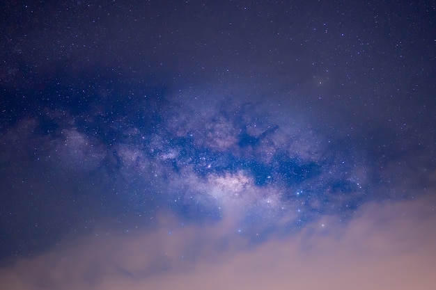 Milchstraße auf nächtlichen Himmelshintergrund
