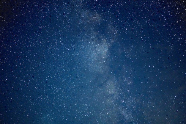 Milchstraße Galaxie Sterne Weltraumstaub im Universum, Langzeitbelichtung Foto, mit Korn.