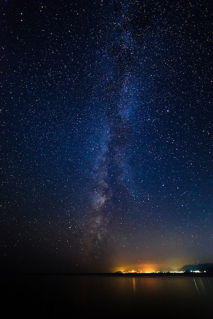 Milchstraße im Sternenhimmel über dem Meer