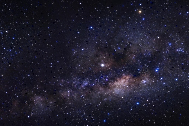 Milchstraße mit Sternen und Weltraumstaub im Universum