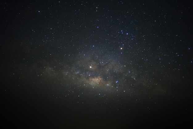 Milchstraße mit Sternen und Weltraumstaub im Universum