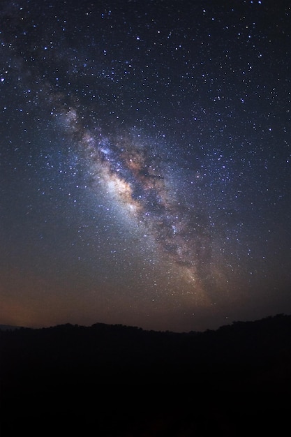 Milchstraße mit Sternen und Weltraumstaub im Universum