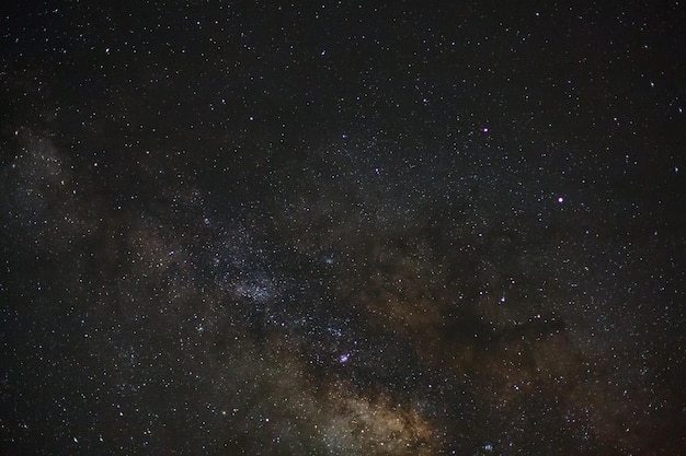 Milchstraße mit Sternen und Weltraumstaub im Universum