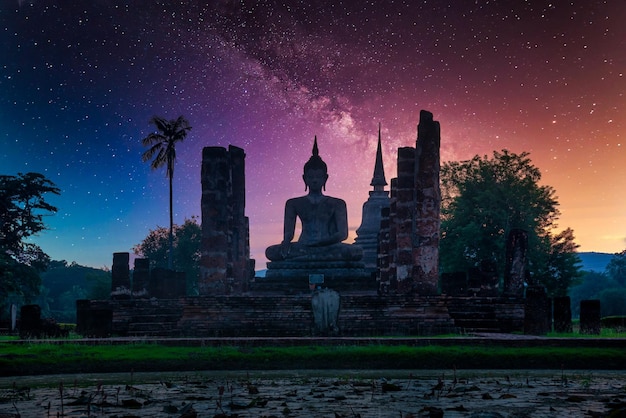 Milchstraße über Big Buddha in der Nacht im Wat Mahathat Tempel Sukhothai Historical Park Thailand