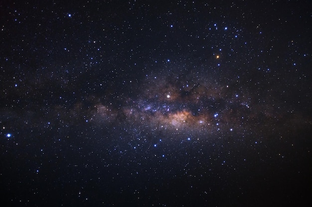 Foto milchstraßen-galaxie mit sternen und raumstaub im universum langbelichtungsfoto mit korn