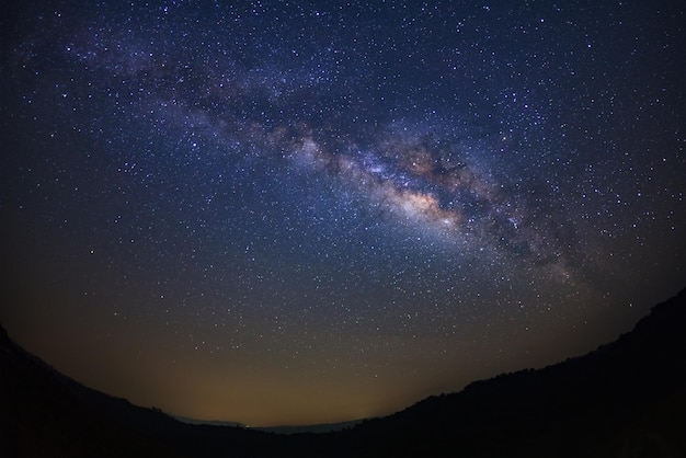 Milchstraßengalaxie mit Sternen und Weltraumstaub im Universum bei Phu Hin Rong Kla