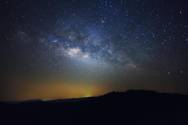 Milchstraßengalaxie mit Sternen und Weltraumstaub im Universum Langzeitbelichtungsfoto mit Korn