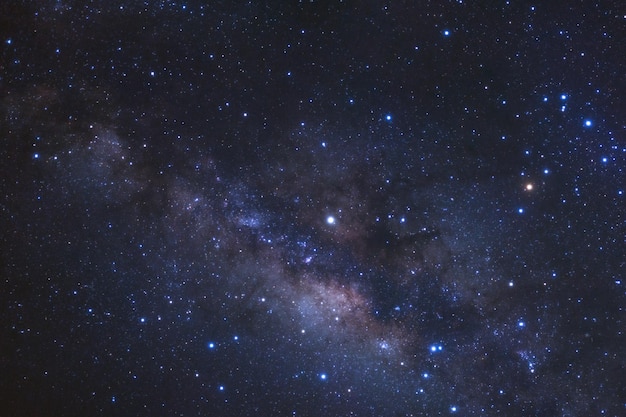 Milchstraßengalaxie mit Sternen und Weltraumstaub im Universum Langzeitbelichtungsfoto mit Korn