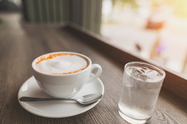 Milchteecup auf einem Holztisch