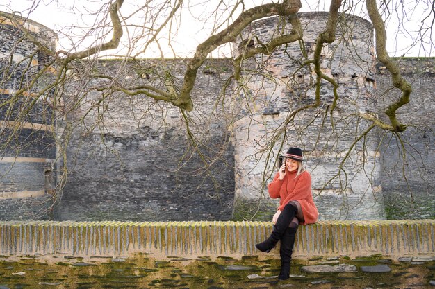 Milenario turismo turístico europeo en Francia a través de Francia en la ciudad de Angers