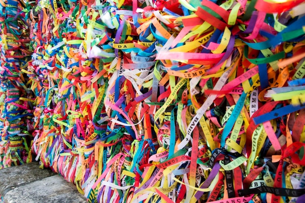 Miles de cintas de colores atadas a una puerta Salvador Bahía Brasil