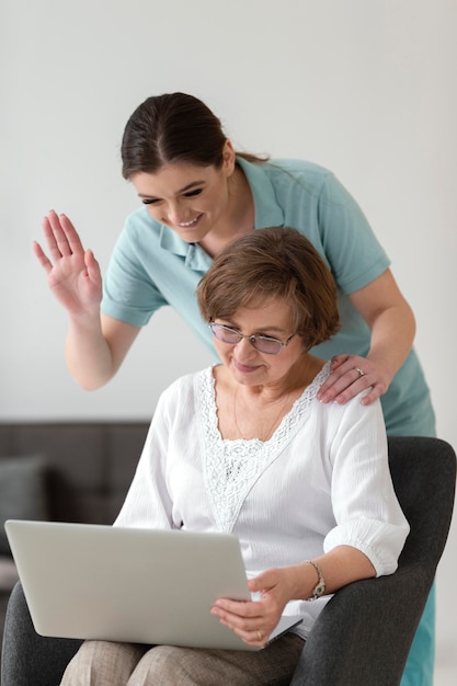 Miley-Frauen mit mittlerem Schuss des Laptops