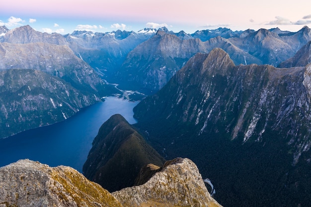 Milford Sound Piopiotahi y las montañas Darran desde Mitre Peak Fiordland National Park