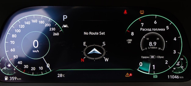 Foto milhagem de carro leve moderno preto e azul. painel do carro com sensores e informações. rpm, indicador de combustível e temperatura.