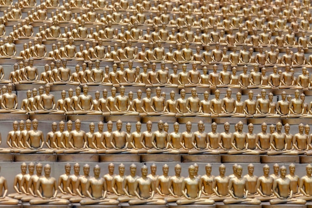 Milhão de estatueta de Buda de ouro no templo budista Wat Phra Dhammakaya no norte de Bangkok Tailândia Este é um dos maiores templos da Tailândia Conceito de religião Fechar