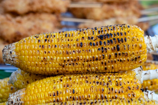 Milho amarelo grelhado à venda no mercado de comida de rua na Tailândia closeup