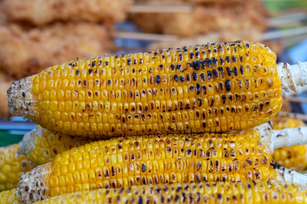 Milho amarelo grelhado à venda no mercado de comida de rua na Tailândia closeup