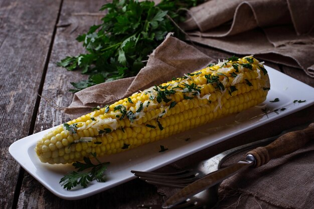 Milho cozido com parmesão e salsa