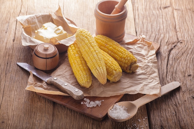 Milho cozido na mesa de madeira, comida vegetariana