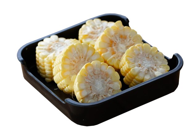 Foto milho cru fresco fatiado em prato quadrado isolado em ingredientes de panela quente shabu de fundo branco