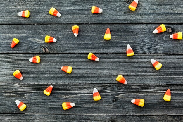 Milho de doces de Halloween na mesa de madeira