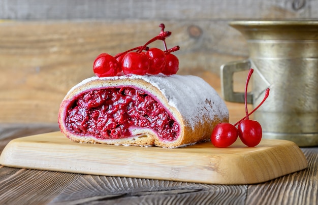 Milhojas de cereza sobre superficie de madera