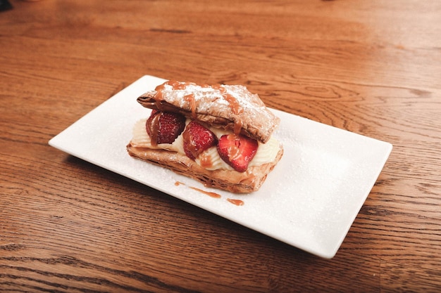 Milhojas de hojaldre con frambuesas, fresas