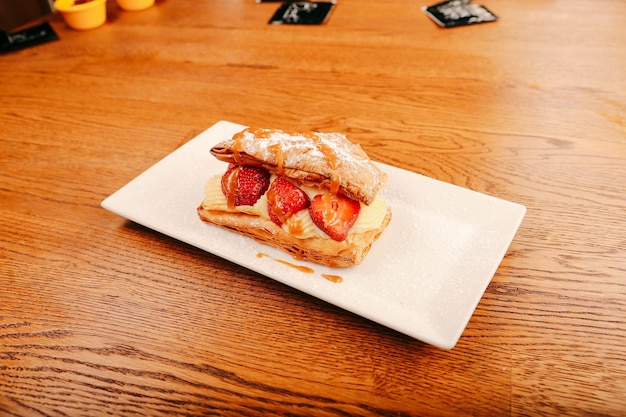 Milhojas de hojaldre con frambuesas, fresas